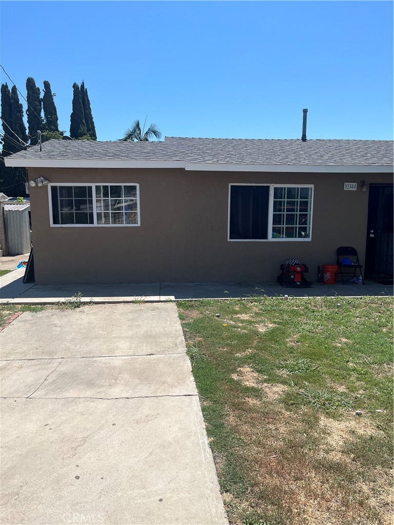 a front view of house with yard