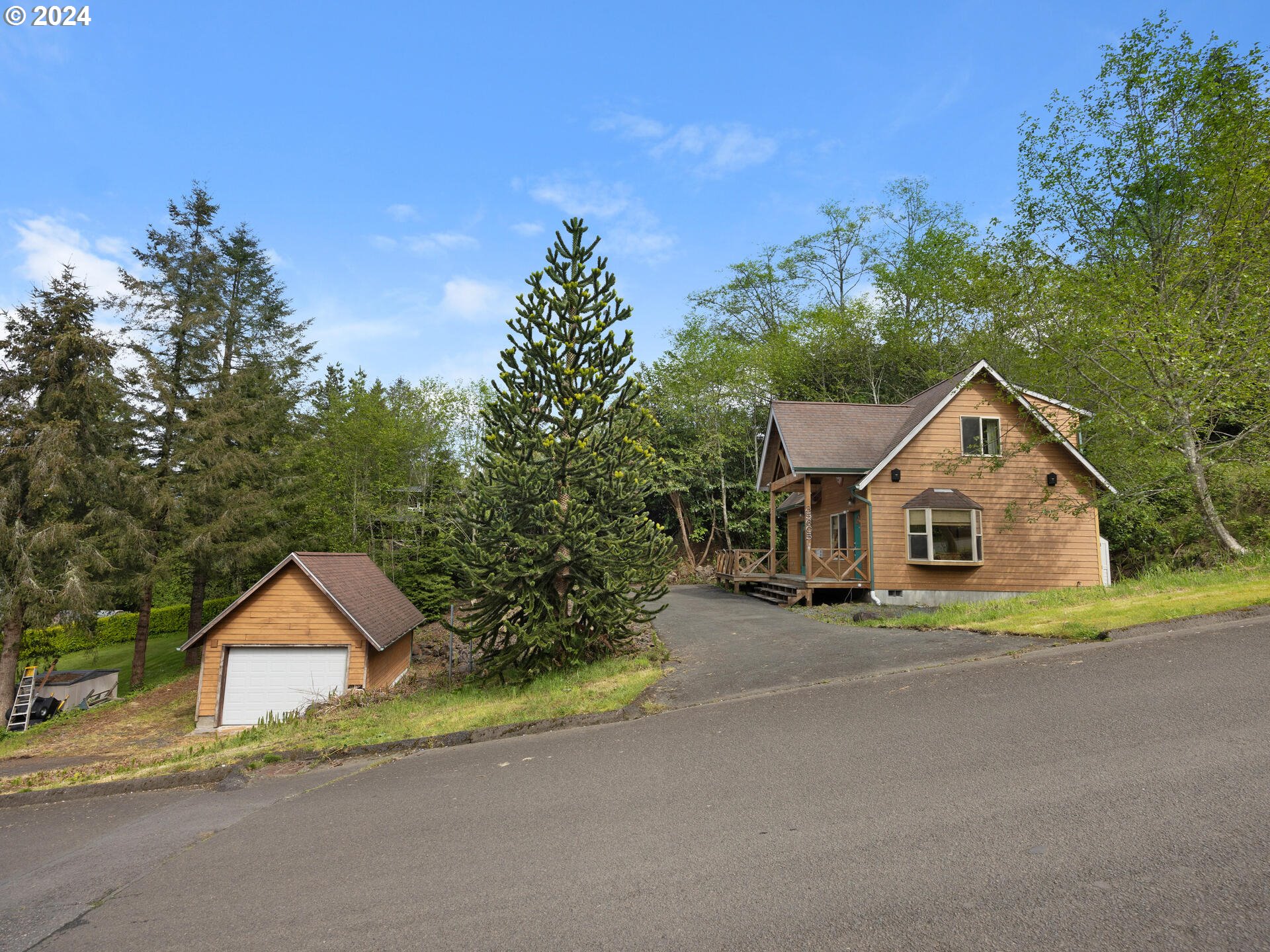 outdoor view of house and outdoor space