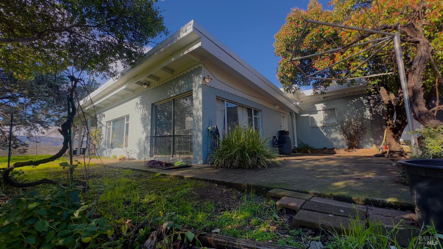 a view of a house with backyard and garden