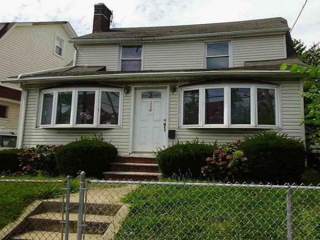 View of front of home featuring a front yard