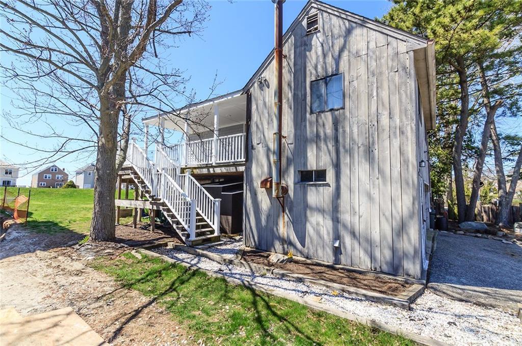 a view of a house with backyard