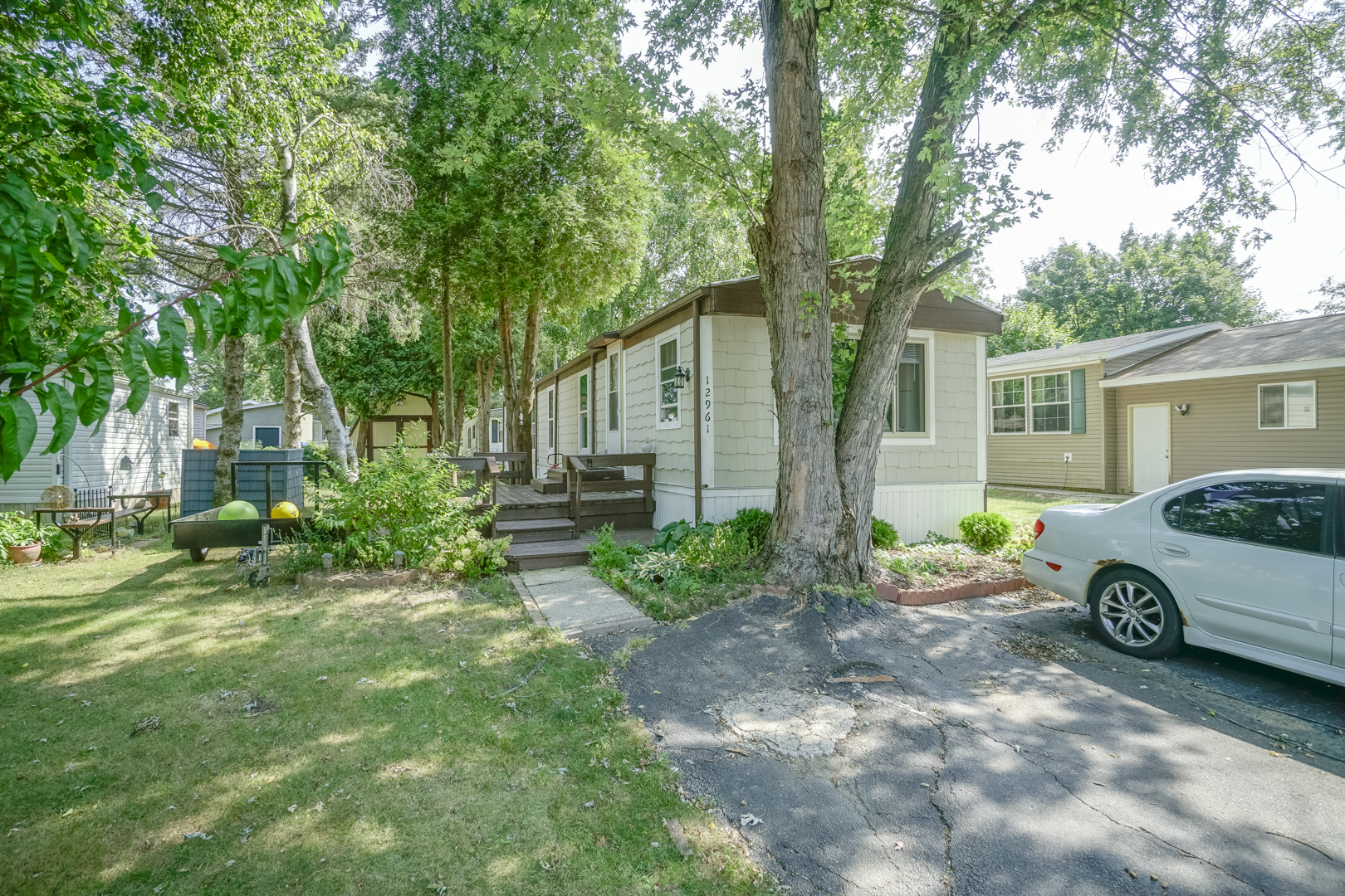 a view of a house with backyard