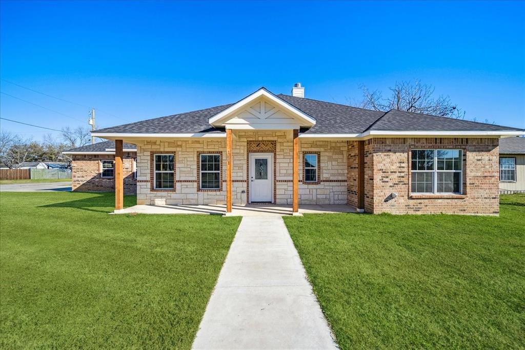 a view of a house with a yard