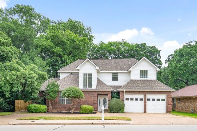 $395,000 | 2805 Woodside Drive | Huntwick