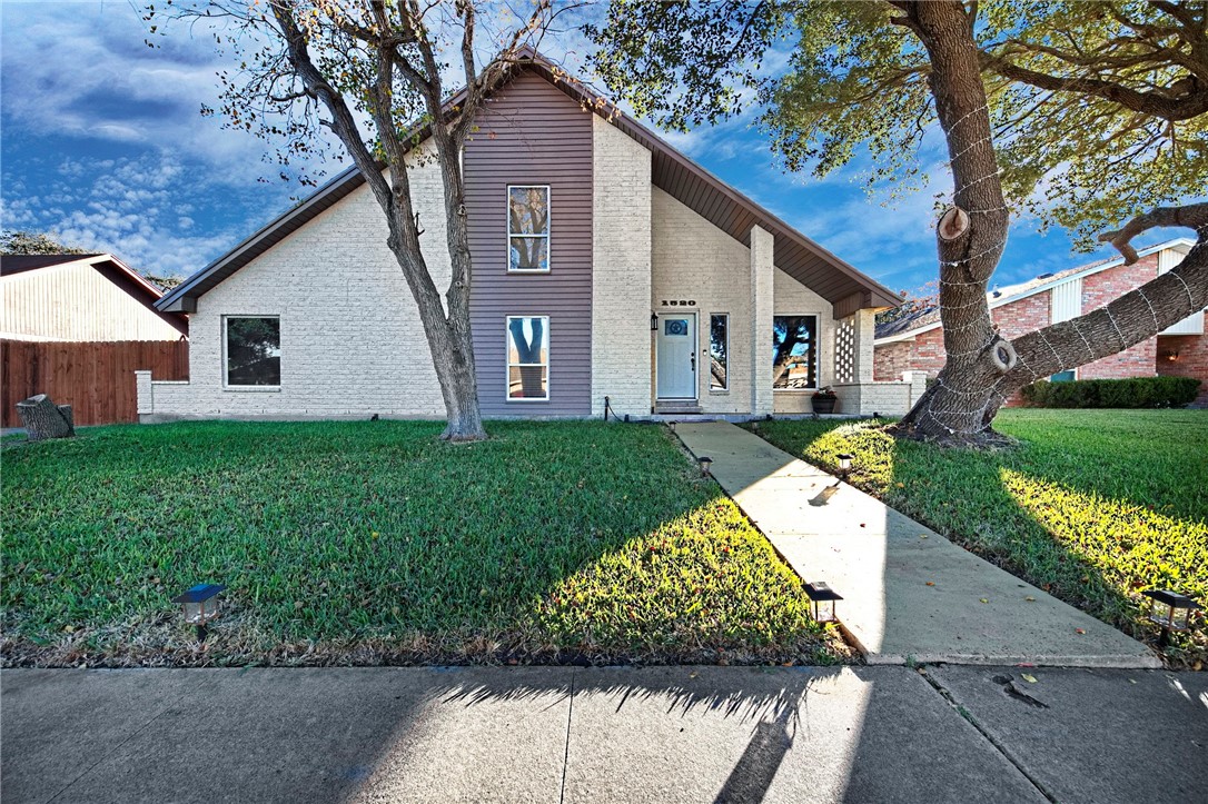 a view of a house with a yard