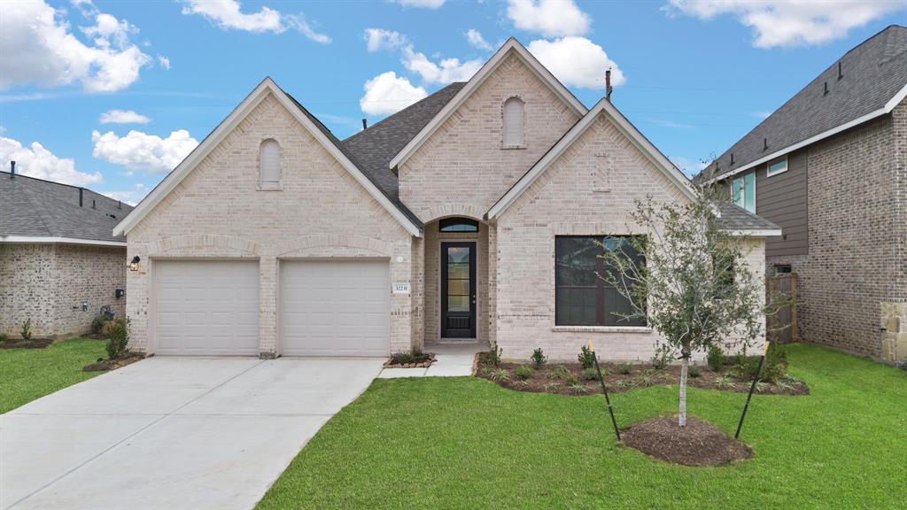 Welcome home to 32231 River Birch Lane located in the Oakwood Estates community zoned to Waller ISD.