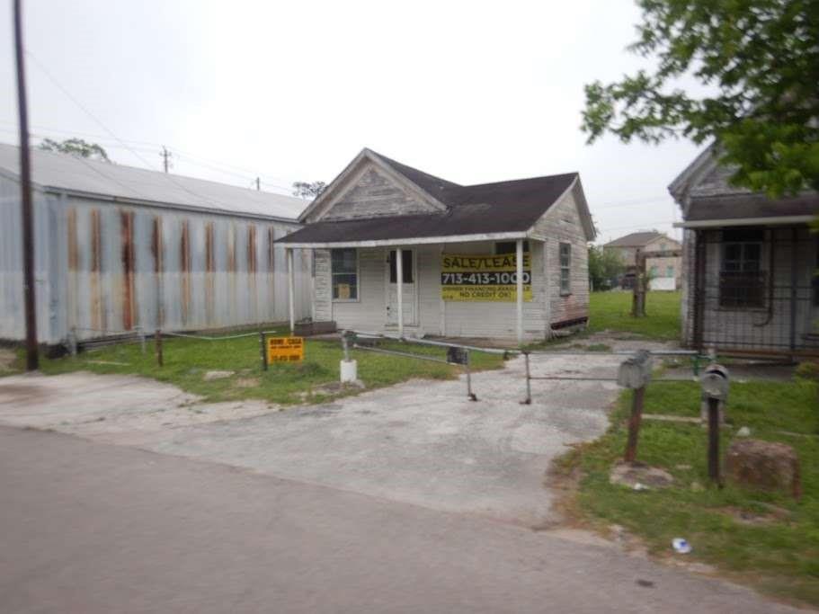 a view of a house with backyard porch and sitting area