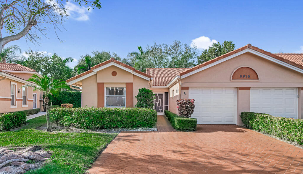 a view of a yard in front of house