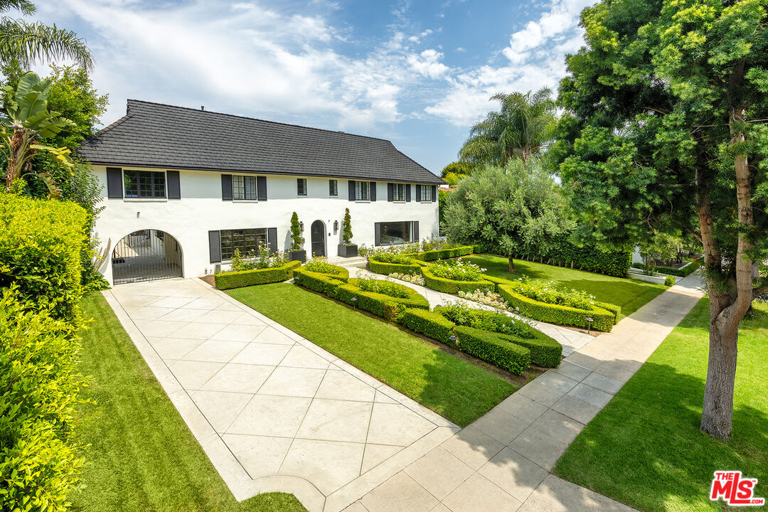 a view of house with a yard