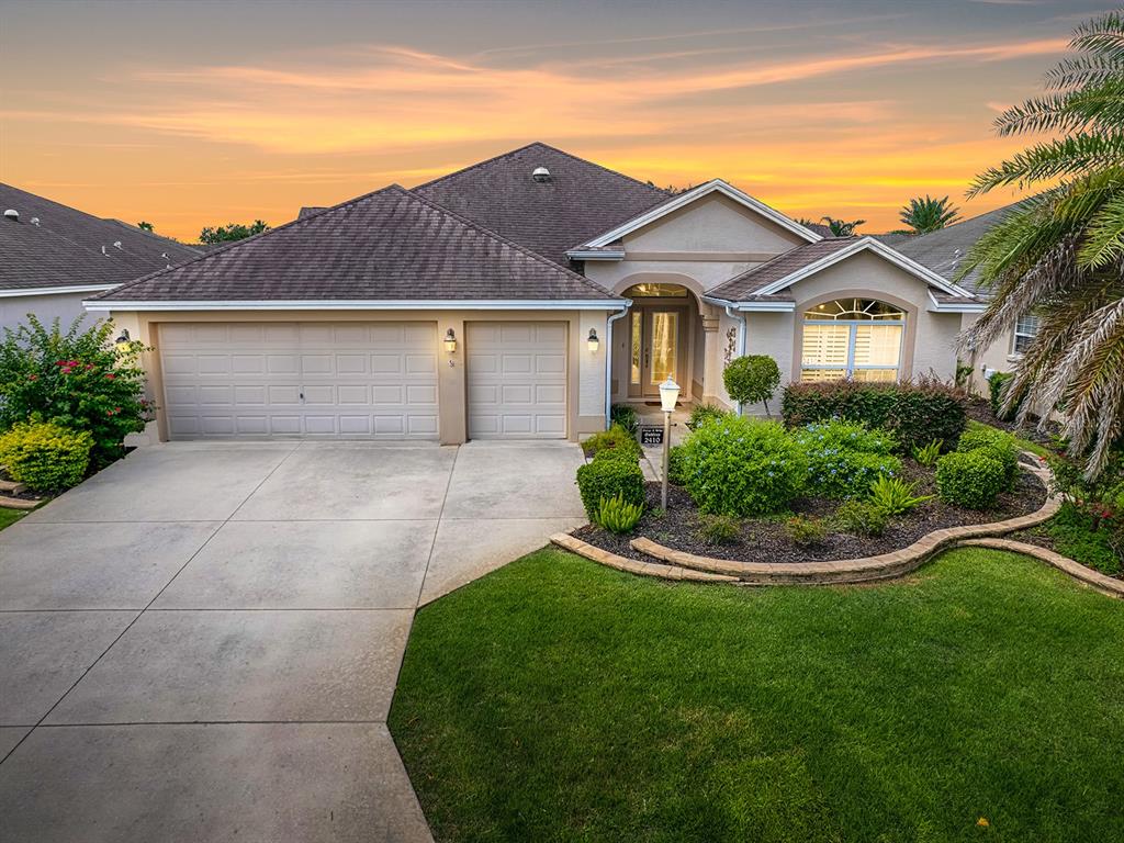 a view of a front of house with a yard