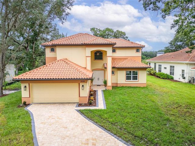 $897,500 | 5226 Golf Links Boulevard | Lake Bernadette