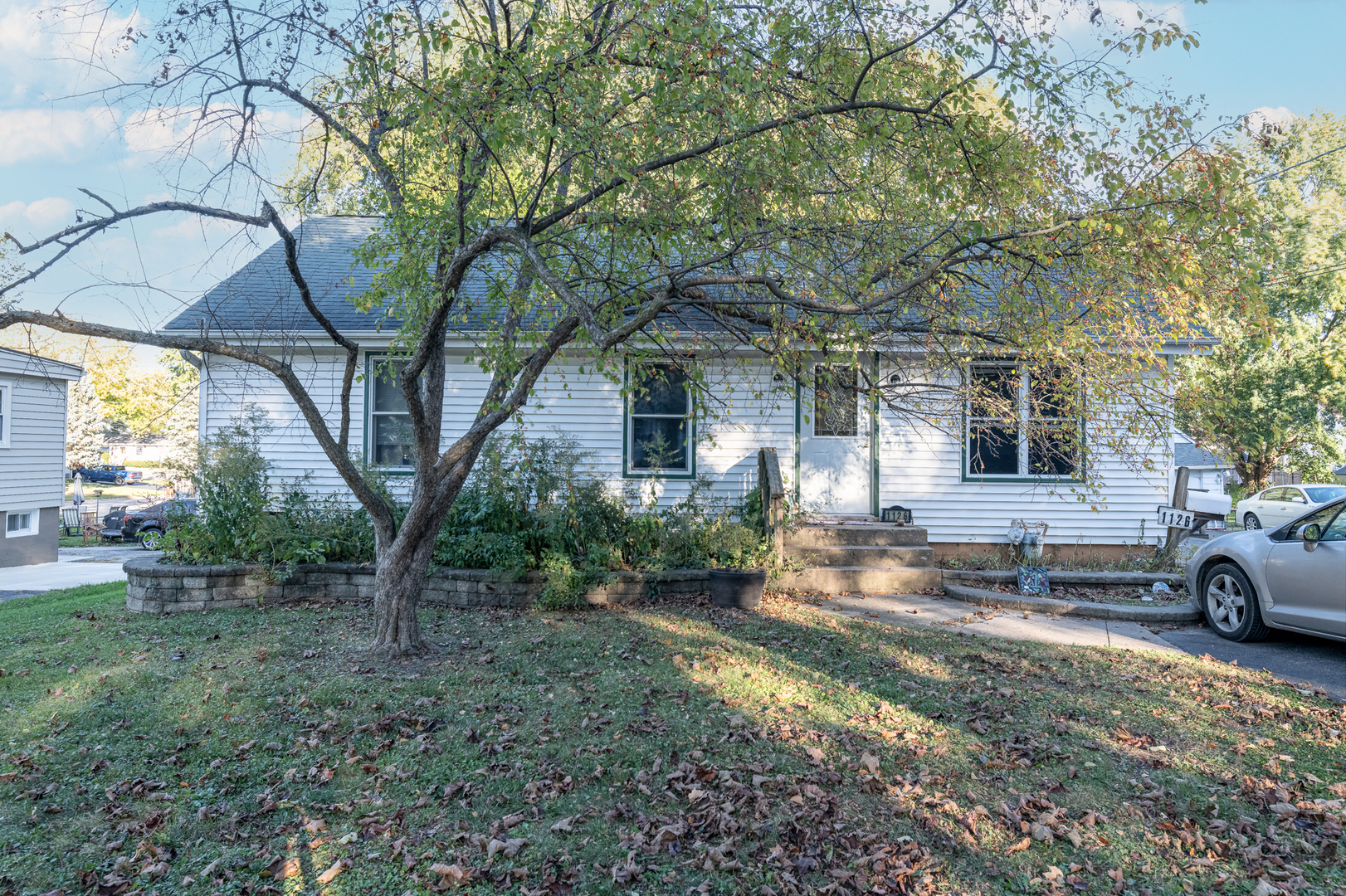 a view of a house with a yard