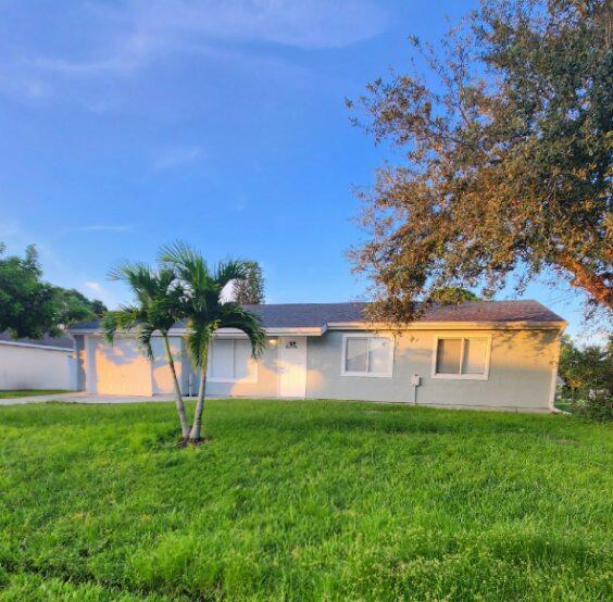 a view of a house with a yard