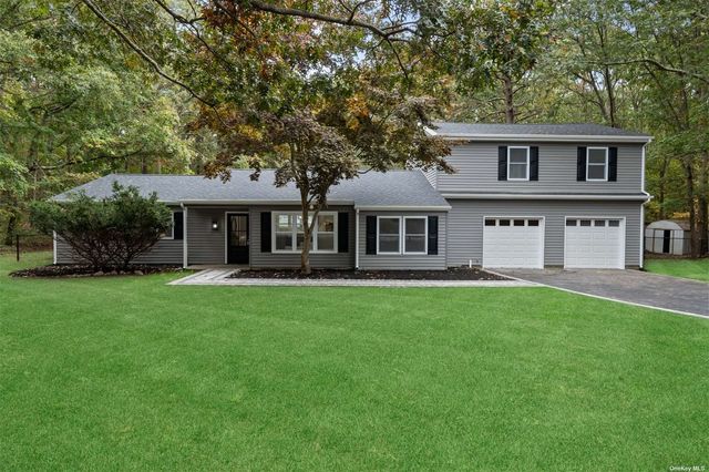 $899,999 | 17 Fairway Drive | Manorville