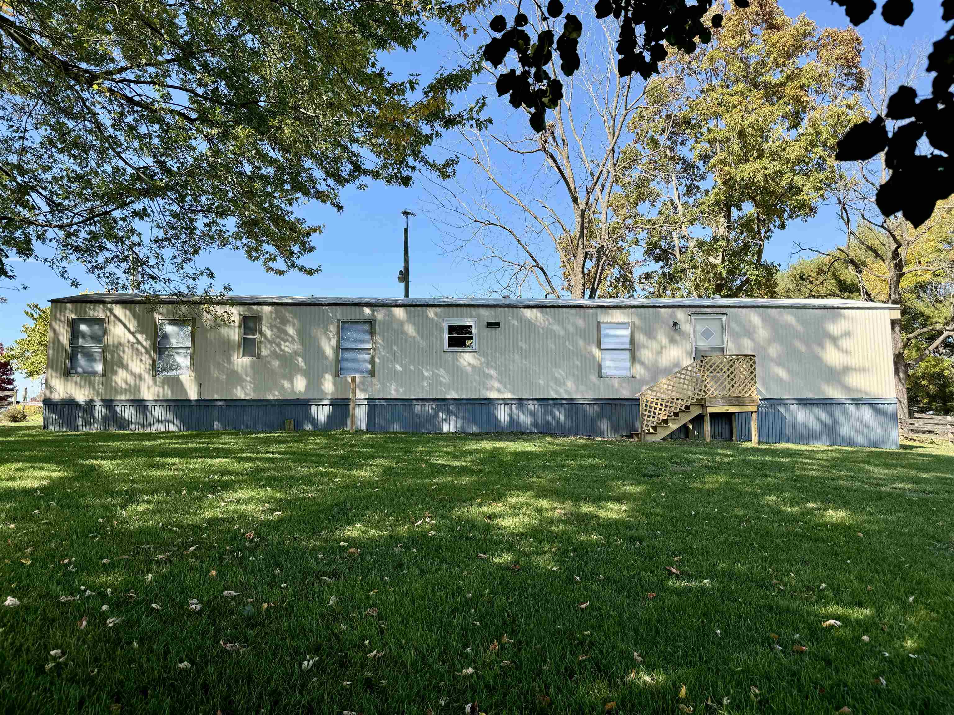 a view of yard with green space