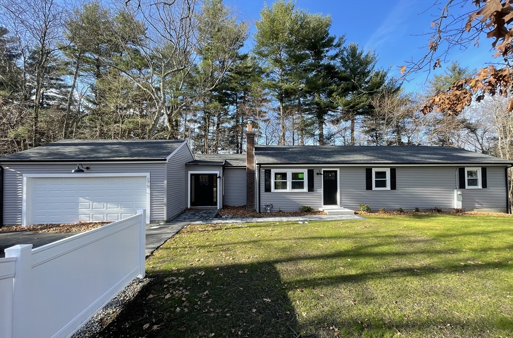 a view of a house with a yard