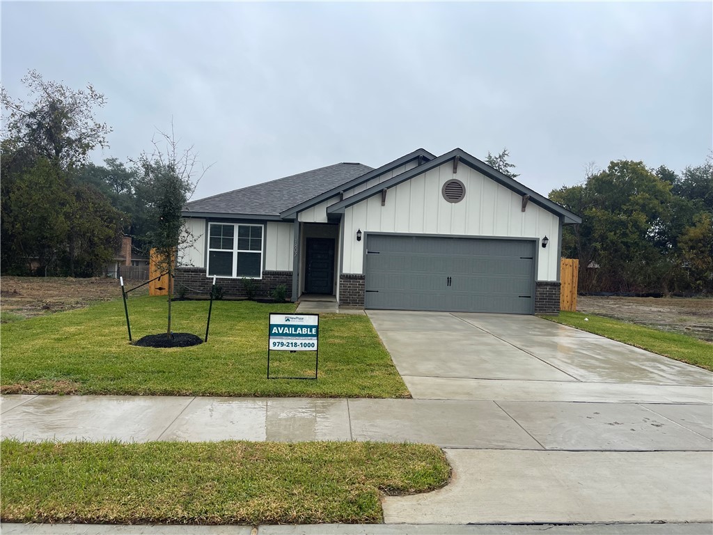 View of front of property featuring a front lawn a