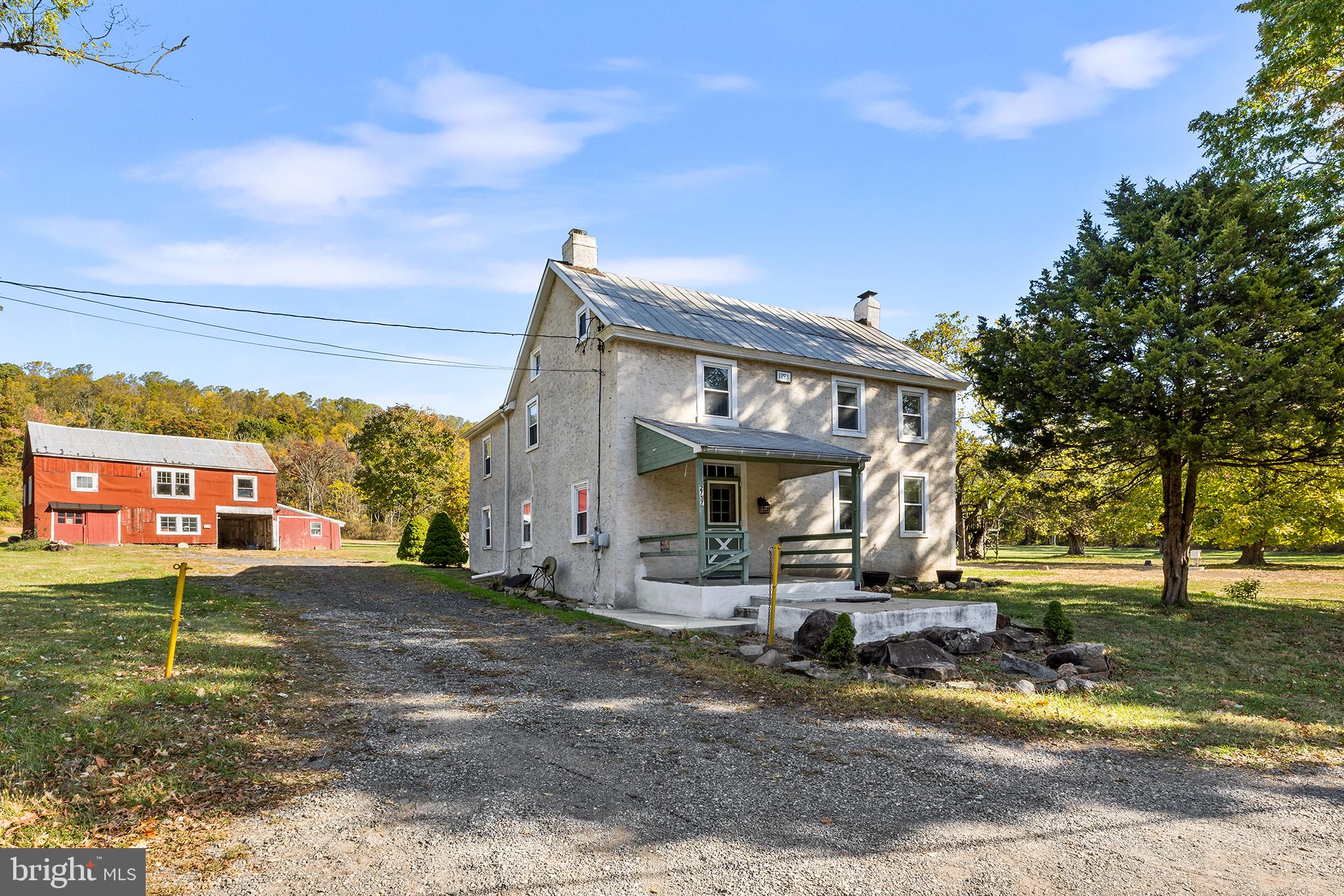 a view of a house with backyard