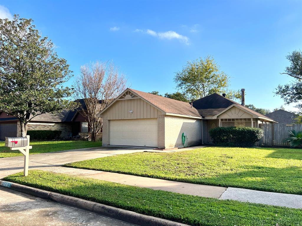 a view of a house with a yard