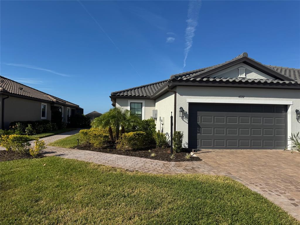 a view of a house with yard and garage