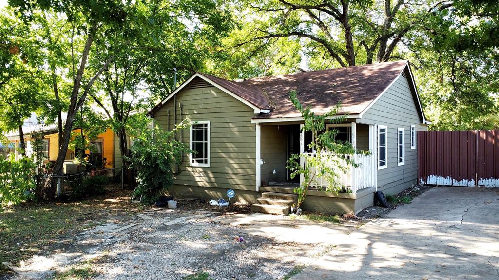 a view of a house with yard and sitting area