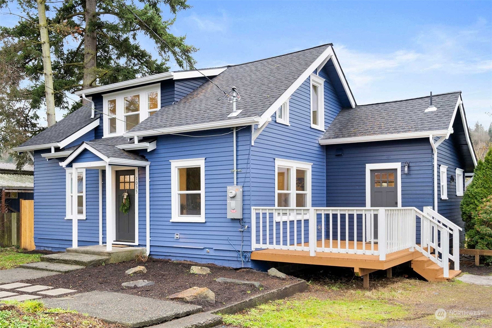 a view of a house with a yard