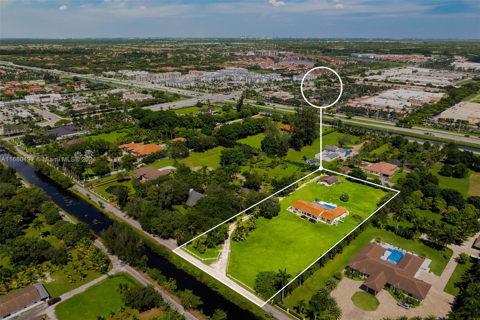 an aerial view of a tennis court