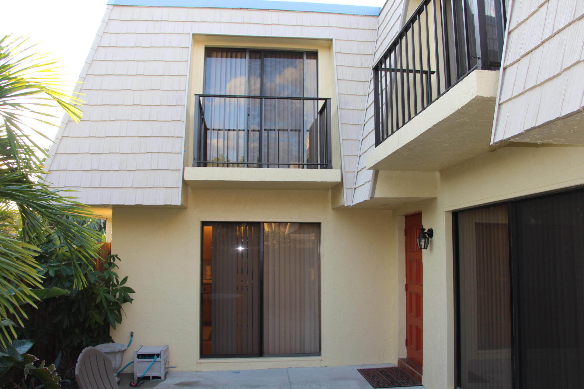 a view of entryway with a front door