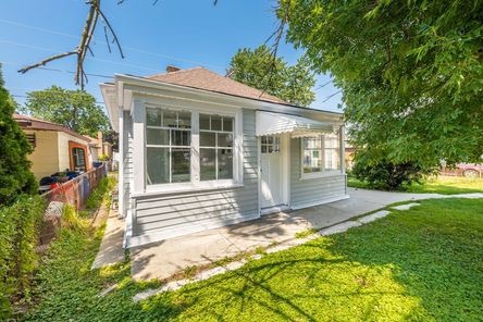 a view of a house with backyard and garden