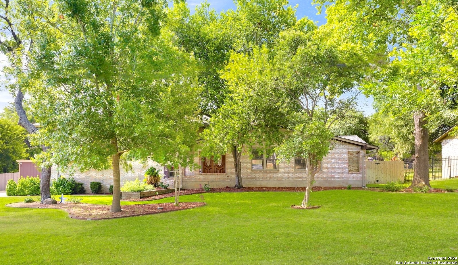 a view of a house with a backyard