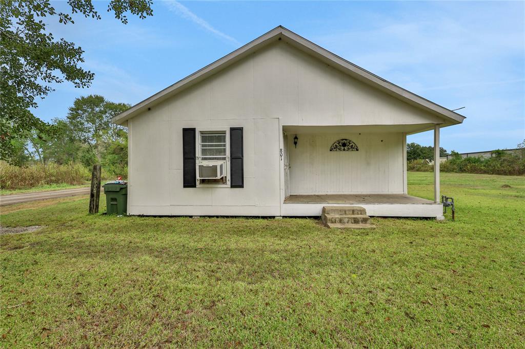 a view of a house with backyard