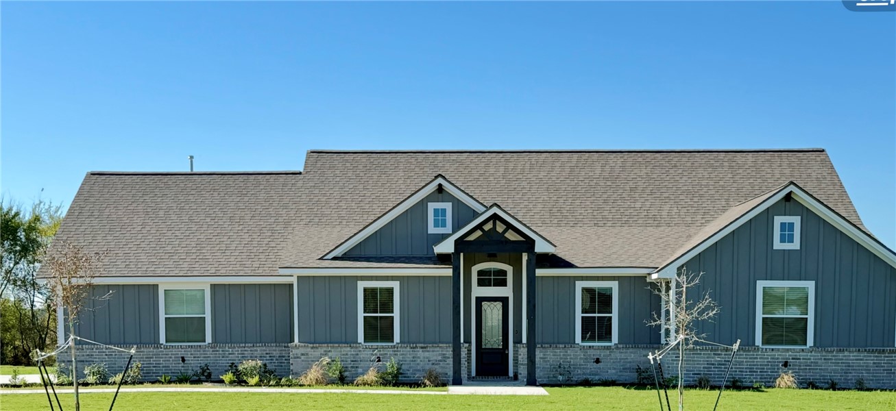 a view of house with yard