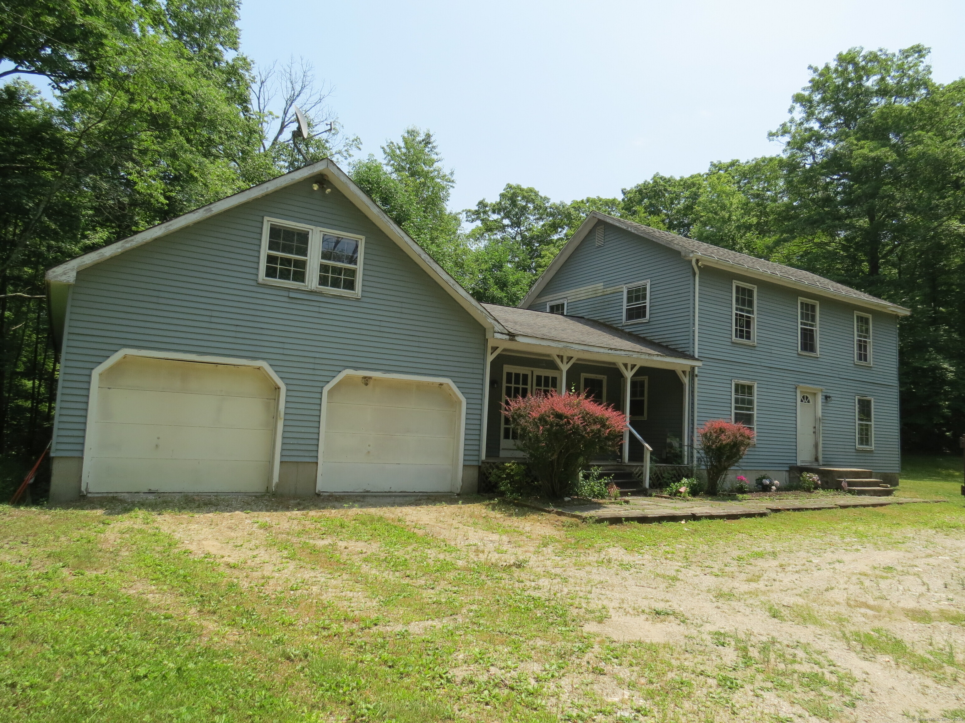 a view of a house with backyard