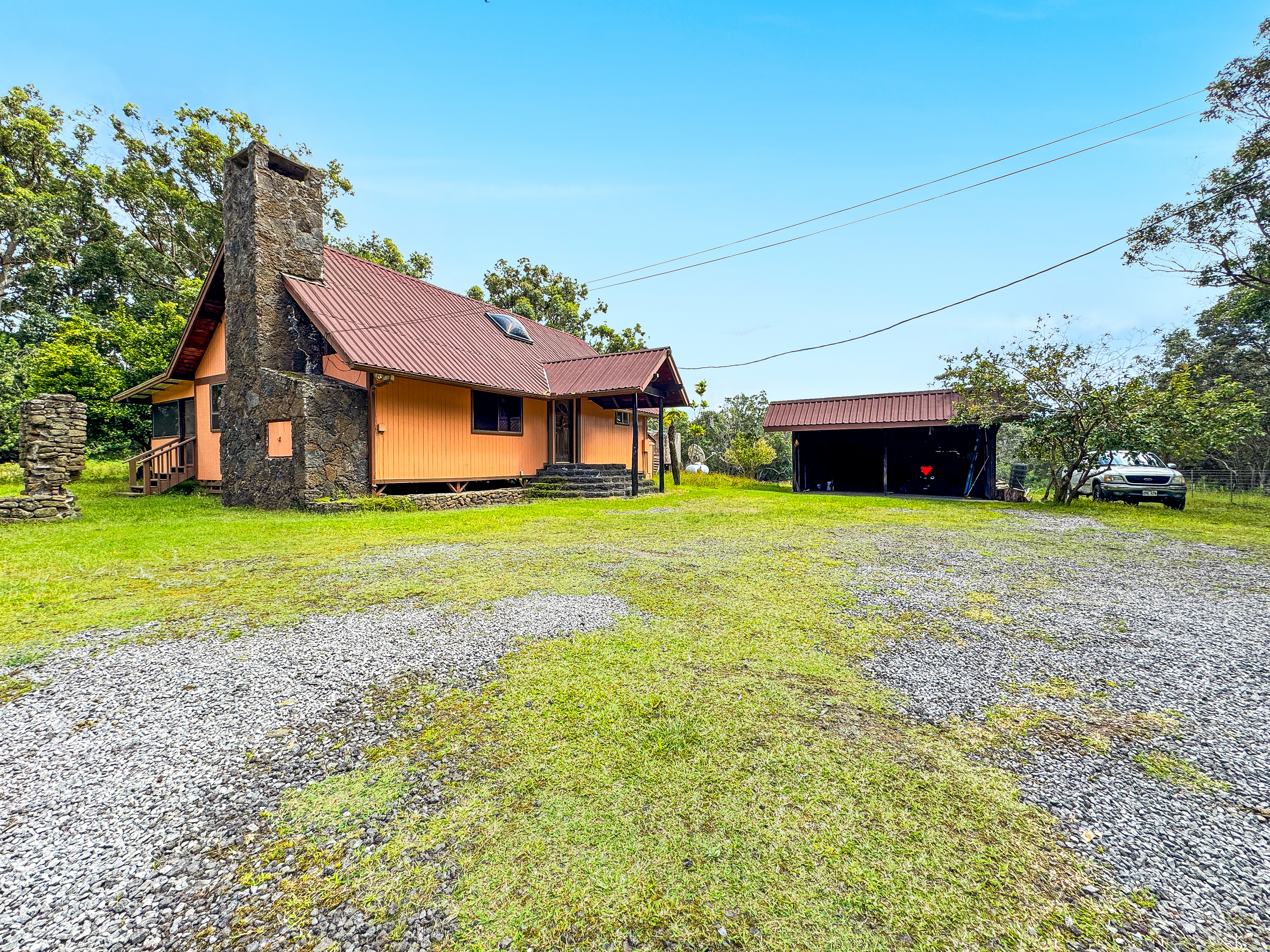 a view of a house with yard and porch