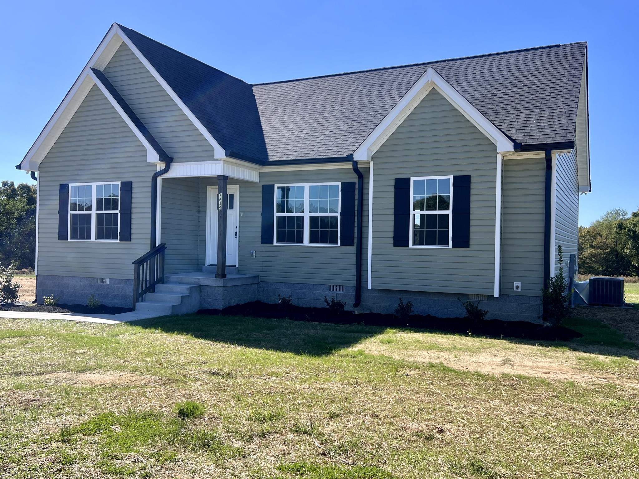 a view of front of a house with a yard