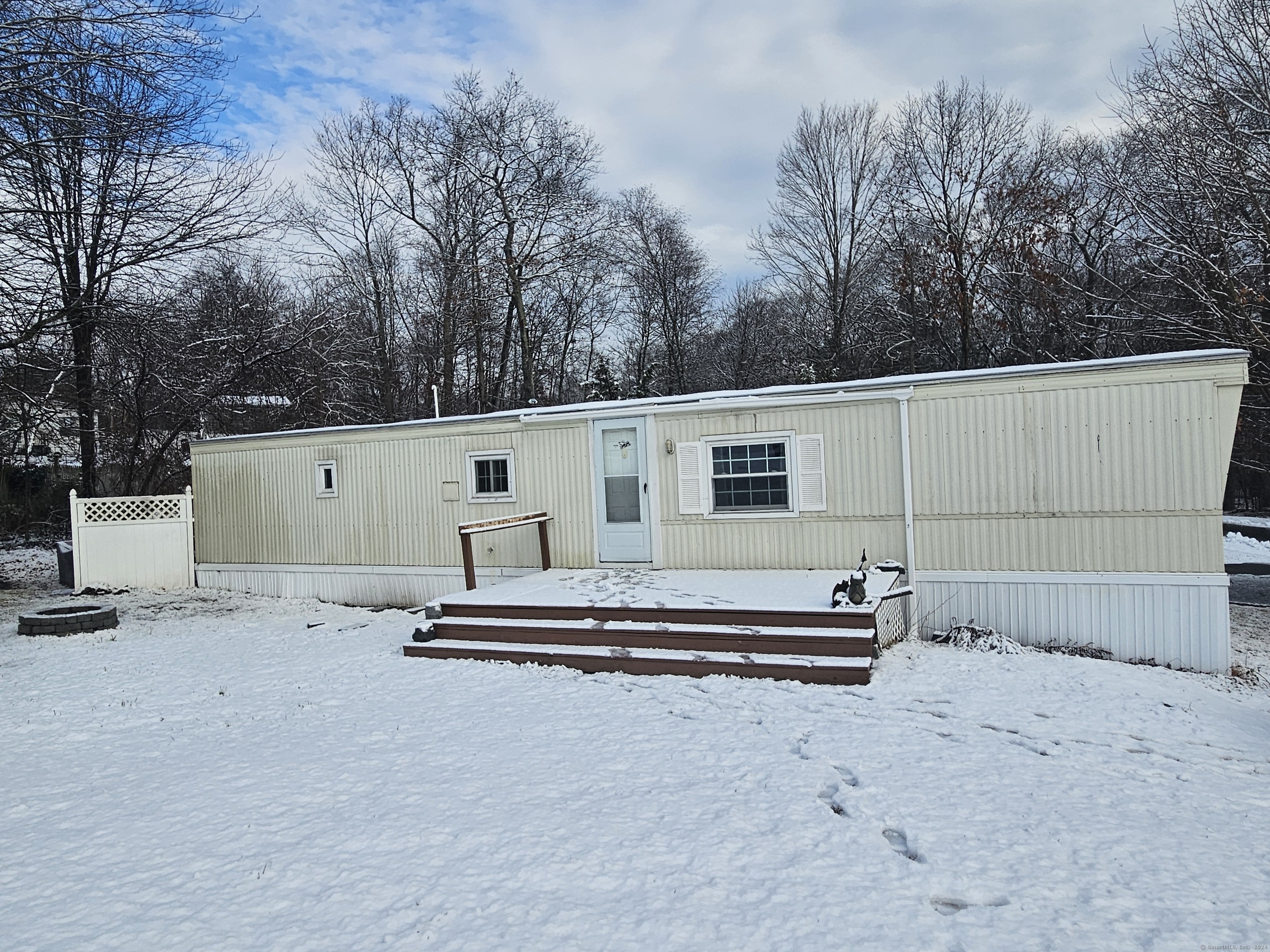 a view of a back yard of the house