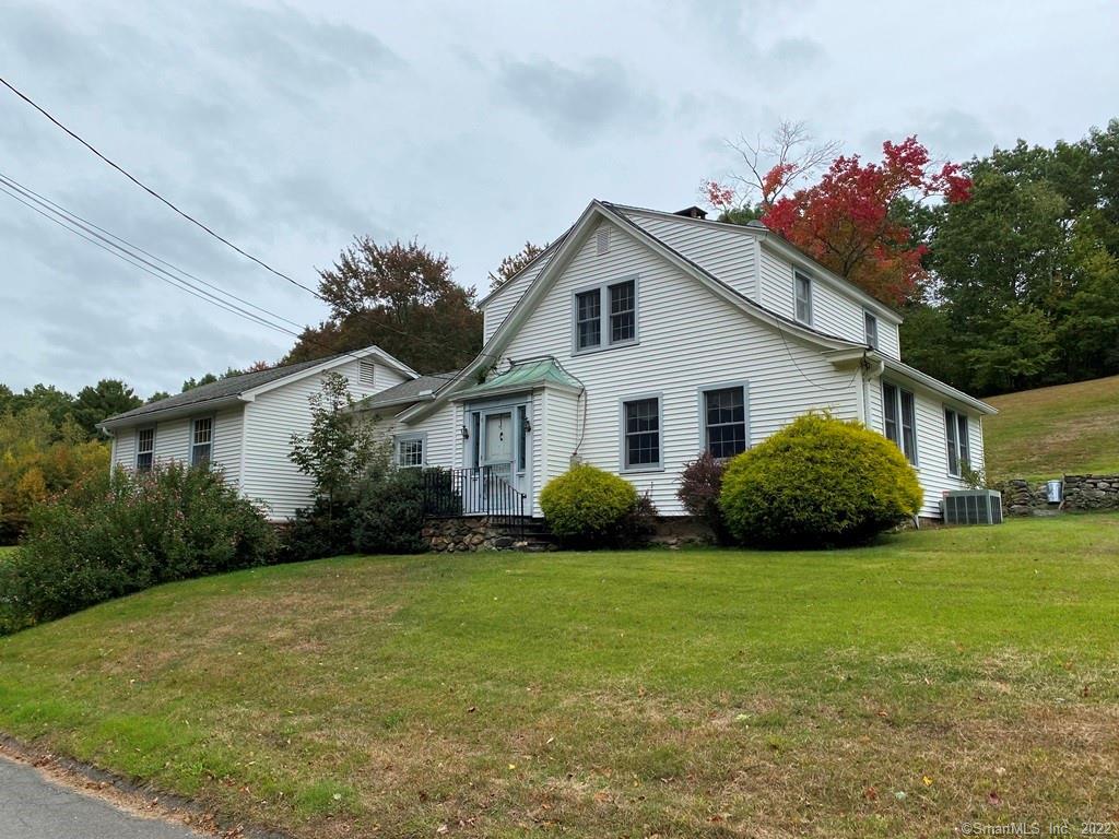 a view of a house with backyard and garden