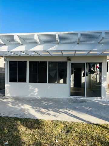 $3,250 | 1050 East Thelborn Street | Freeway Corridor