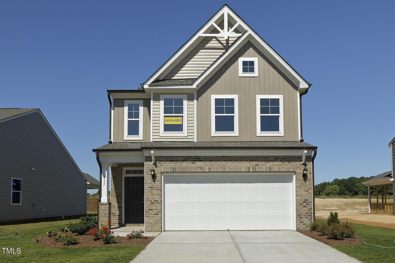 a view of a house with yard