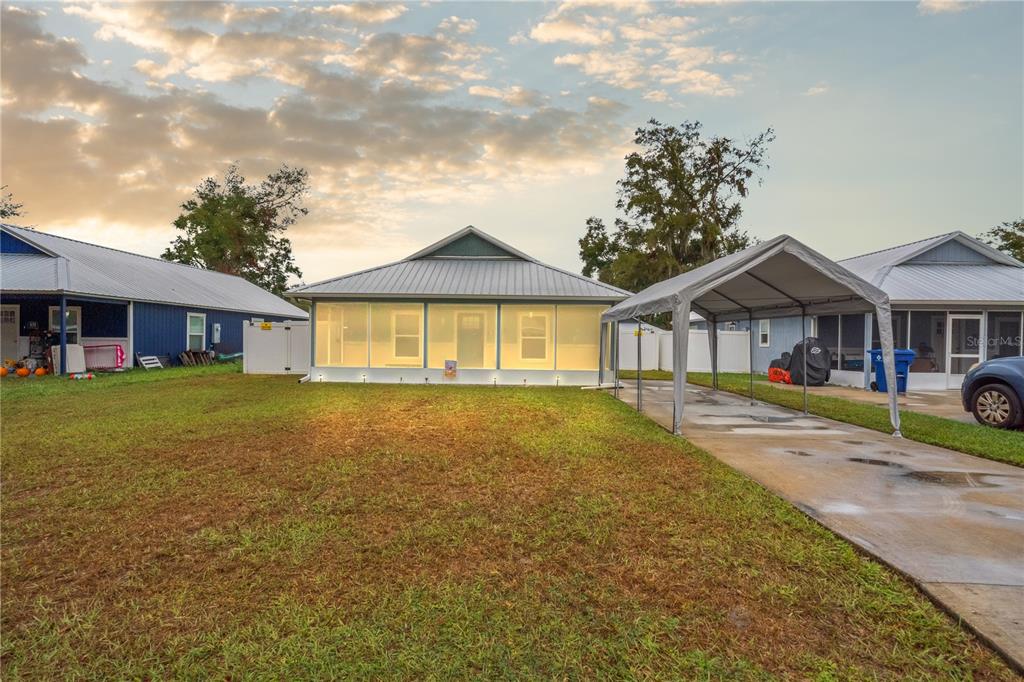 a view of a house with a yard