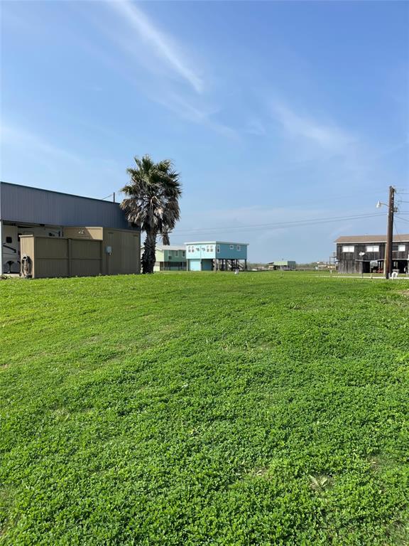 a view of a house with a big yard