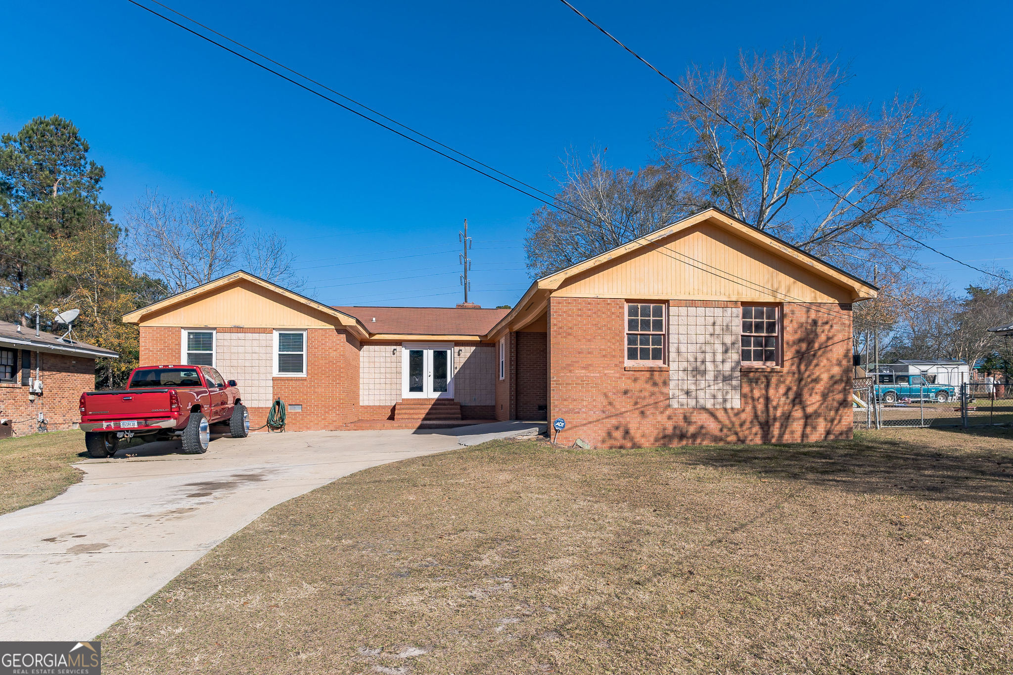 a view of a house with a yard