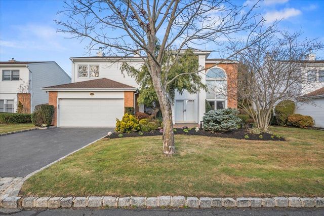 $999,000 | 141 Country Club Drive | Commack