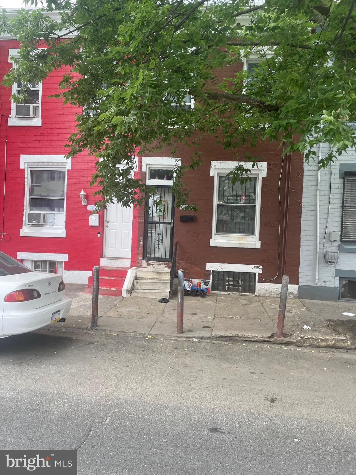 a bench is sitting in front of a building