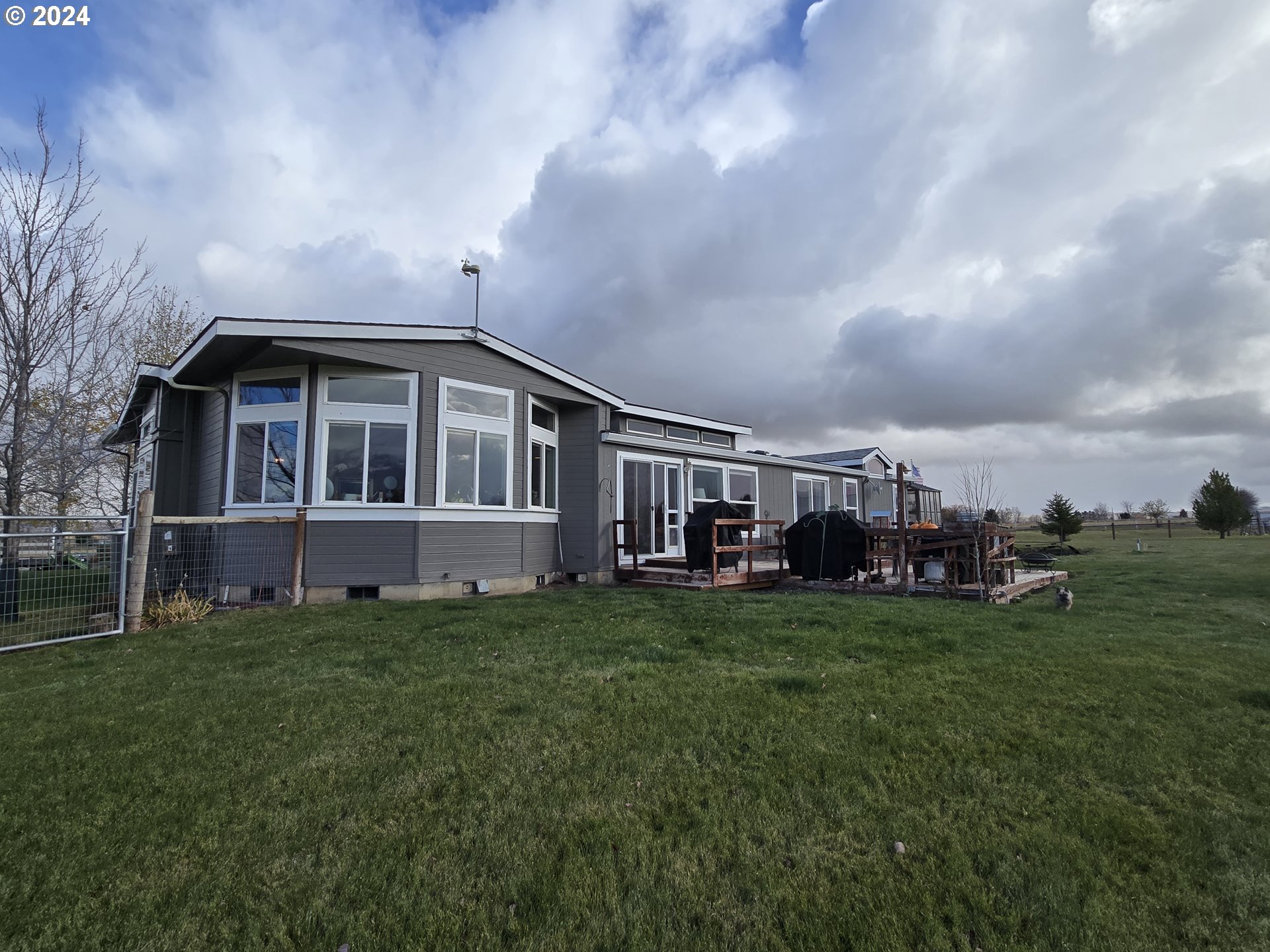 a view of a yard in front of house