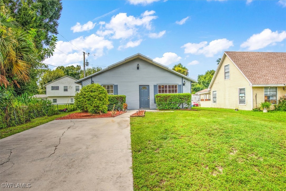 a view of a yard in front of house