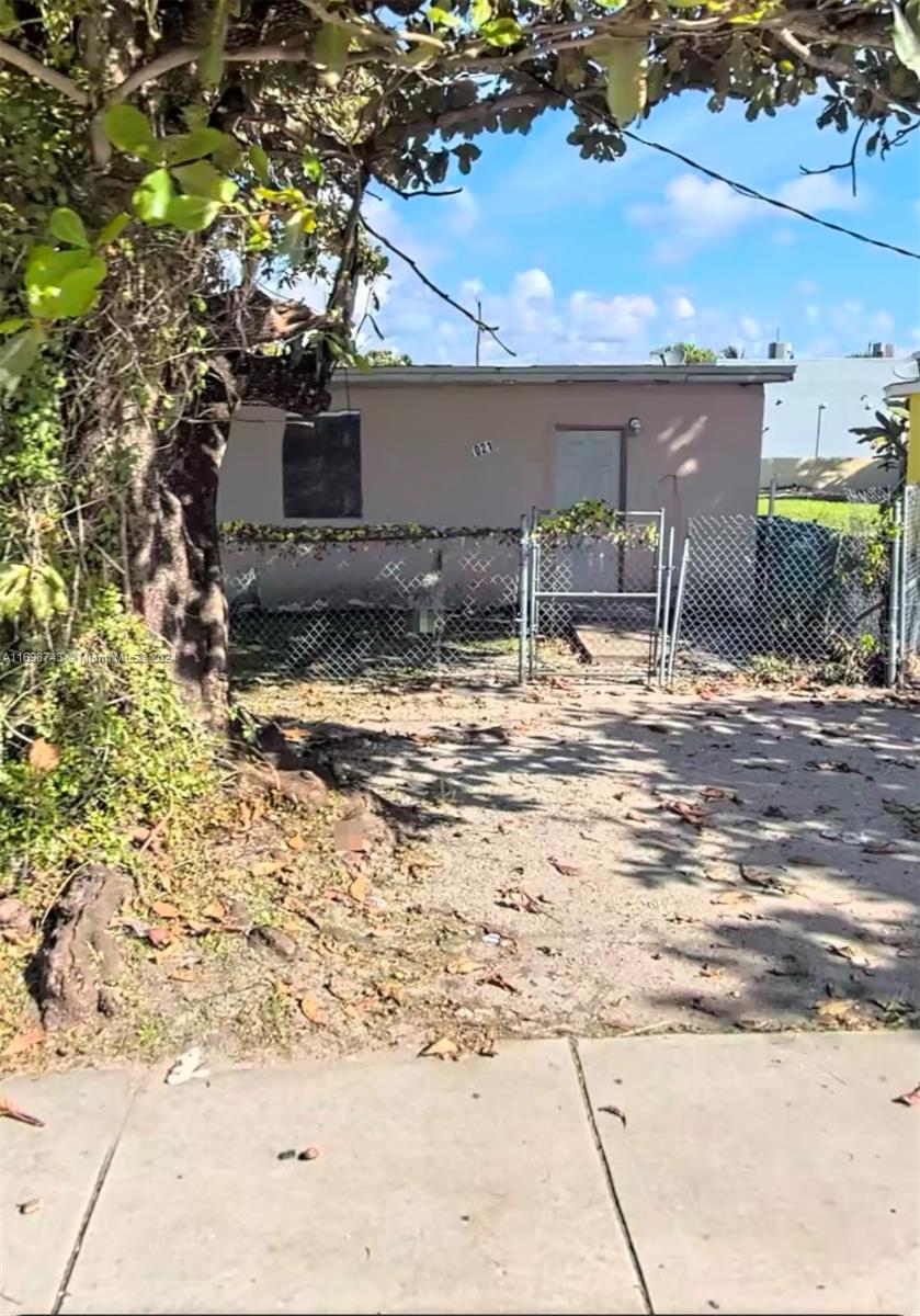 a view of backyard of the house