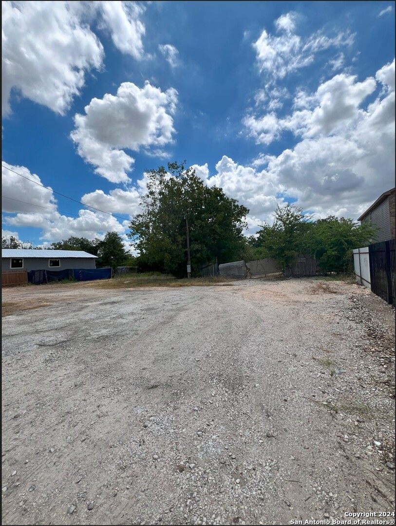 a view of a backyard