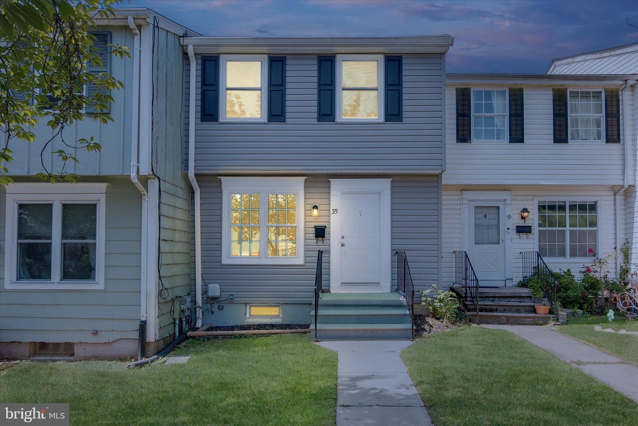 a view of front of a house with a yard