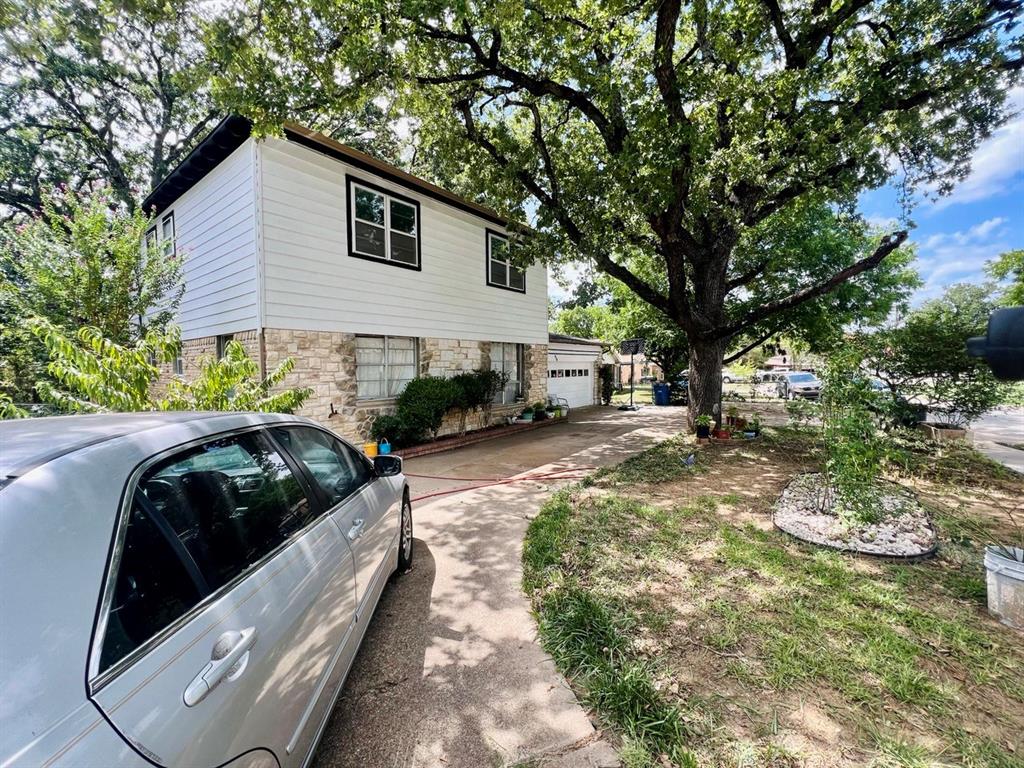 a view of a back yard of the house